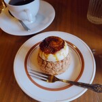 CAFE CUISSON - カスケット?みたいな名前のお菓子 シュークリームのなかにはベリーが入っていておいしかった