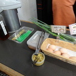 Hinode Seimenjo - テーブルにセッティングされたネギは自分で切り、ダシや薬味などお好みで！