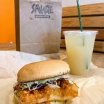 Savage Sandwich Co - 料理写真:Crispy Fishwichとレモネード