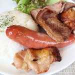 Shurasuko Resutoran Karendwura - 【ランチメニュー】Ａ．お肉ごろごろＭＩＸプレートランチ（牛肉・鶏肉・豚肉・ＢＩＧソーセージの５種盛り）※サラダ・スープ付