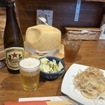お食事処 富士山 - 瓶ビール・中瓶、突き出しの塩昆布キャベツ、オニオンポン酢