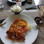 カーサ ノストラ ももや食堂 - 先輩選択　はまゆう鶏のガーリックソテーと　こちらが用意して立ててくれと頼んだ日本一の国旗　ライスは皿で出るとばかり思っていたが、なんとライスが茶碗だった(笑い)　ニンニクは程よい風味(女性向け)美味