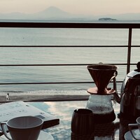 スケープス ザ スィート - 対岸には富士山、少しずつ明けていく感動的な朝の時間　お部屋にあったサーバーで珈琲を淹れました