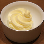 アマラントス - ランチコース 15950円 の燻製の香り付きバター