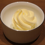 アマラントス - ランチコース 15950円 の燻製の香り付きバター