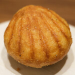 アマラントス - ランチコース 15950円 の焦がしバターとカルダモンを合わせたマドレーヌ