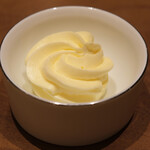 アマラントス - ランチコース 15950円 の燻製の香り付きバター