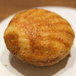 アマラントス - ランチコース 15950円 の焦がしバターとカルダモンを合わせたマドレーヌ