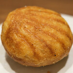 アマラントス - ランチコース 15950円 の焦がしバターとカルダモンを合わせたマドレーヌ