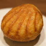 アマラントス - ランチコース 15950円 の焦がしバターとカルダモンを合わせたマドレーヌ