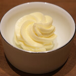 アマラントス - ランチコース 15950円 の燻製の香り付きバター