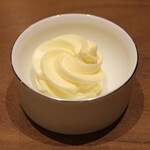 アマラントス - ランチコース 15950円 の燻製の香り付きバター