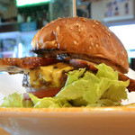 横から見たベーコンチーズバーガー