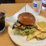 ランチドリンク（+100円）とセットでハンバーガーを楽しむ