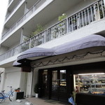 重厚な感じの外観