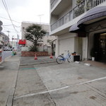 ポストの前にあります。