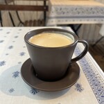 パティスリー ラ・グリシーヌ - マシーンのコーヒーは苦くてコーヒーらしいやつ！シュガーポーションミルクはお冷とともにセルフサービスで。