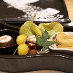 赤坂 鮨葵 - 左手から、里芋、銀杏、タコの柔らか煮、サツマイモのチップス、蓮根の揚げ浸し