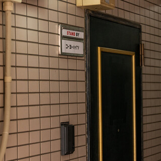 マンションの一室の扉を開けると広がる臨場感に満ちた澄明な空間