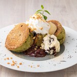 湘南パンケーキ - 料理写真:竹炭カスタードと酒粕レーズンの足柄茶パンケーキ