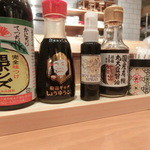 浪花ろばた 頂鯛 - スプレー醤油はじめ、いくつかの醤油が有るよ