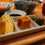 浪花ろばた 頂鯛 - （左から）出汁巻き、かぼちゃ・水菜～