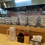 手打ちうどん寺屋  - カウンターにずらっと並ぶどんぶりが美しい。