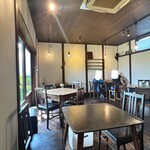 ザズ プランテ エ カフェ - 店内　カウンターもあります