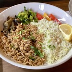 スプーンソング - 【4月20日(木)】左半分がチキンビリヤニ、右半分がナッツプラオ