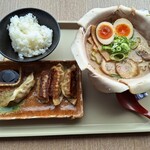 らぁ～めん京 - 特選肉スペシャル、餃子セット