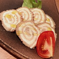 UMAMI日本酒弐番館 - かつらむきしたいぶりがっことチーズをなると状に巻きました