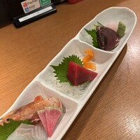 UMAMI日本酒弐番館 - お造りの五点盛り。一人前です