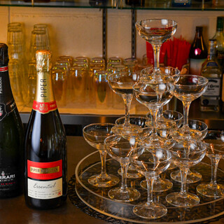 A champagne tower for special days! A wide range of homemade drinks are also available.