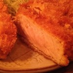 とんかつ江戸家 - ロースかつ断面　この厚み　そしてきめ細やかな肉質