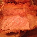 とんかつ江戸家 - ロースかつ断面　この厚み　そして脂身もがあるとこはサイコー