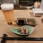 うずら屋 - 生ビールと落花生・・・ココの落花生は、津城の物と違い、非常に旨い(´∀｀)