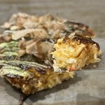 鉄板焼 もんじゃ焼 ひいろ - ふんわり感、、、、さて、カリカリ豚はお好み焼きのどこにあるでしょうか♪( ´θ｀)ノ