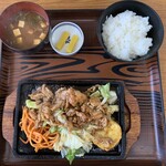 シバタ屋食堂 - 肉いため定食