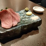 タン料理専門店 BEROBE - 牛タン刺身（低温調理）