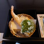 Yoshida - ◯天ぷら
                      白身魚、かぼちゃ、茄子、海老、紫蘇の葉
                      紫蘇の塩、なのかな❔
                      
                      カラッと揚がってて美味しい