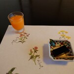 Yoshida - ●松花堂弁当　金閣　1,650円
                      
                      ◯食前のジュース
                      人参とりんごをジューサーで絞ってる品となり美味しい
                      
                      ◯ゼリー
                      コーヒー味、なのかな❔
                      一口だったので分かりづらい
                      ほんのりとした甘さで美味しい