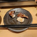 東北うまいもん郷土料理個室居酒屋 奥羽本荘 - 肉すし。肉フェスなら写真とのギャップを楽しめるが、送別会ではそうはいかない