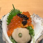 どん薩摩 - この岩牡蠣の焼酎漬け雲丹いくらキャビアのせは背徳の組み合わせ