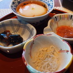 界 阿蘇 - 朝食：もろみ昆布、釜あげしらす、いかの塩辛、温泉卵