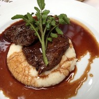 BISTRO DOUBLE - 牛ハラミのステーキ。濃厚なソースとマッシュポテトの相性もばっちりです。