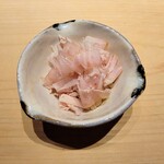 鮨 唐島 - 切りたてのシャリに削りたてのかつお節でたまごかけご飯