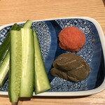 鮨・酒・肴 杉玉 - 蟹味噌つけてキュウリ旨い