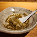 恵比寿 鮨 藤 - 蒸し鮑の肝ソースに一口ライスを投入