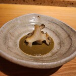 恵比寿 鮨 藤 - 蒸し鮑の肝ソース