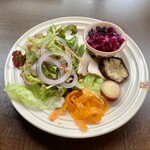 バルバルキッチンアメリ - いつものランチサラダ
      ちょっとだけ入っていたコールドチキンが非常に美味！
      通常メニューに加えてほしい。